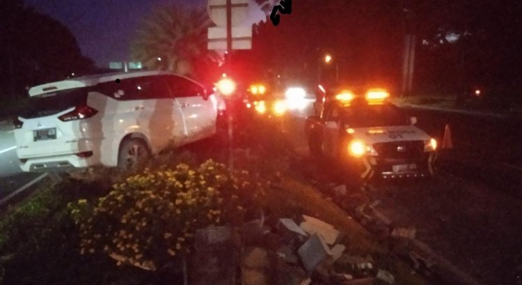 Caption: Kecelakaan lalu lintas di Jalan Bintaro Boulevard, Tangerang Selatan, Jumat (25/11/2022). - Petugas Patroli Diseruduk Alphard Saat Mengevakuasi Mobil Menabrak Taman
