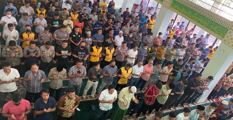 Caption: Jemaah Masid Al Aman, Polres Tangerang Selatan menggelar salat gaib dan doa bagi korban gempa Cianjur - Polres Tangsel Gelar Salat Gaib dan Doa Bersama Bagi Korban Gempa Cianjur