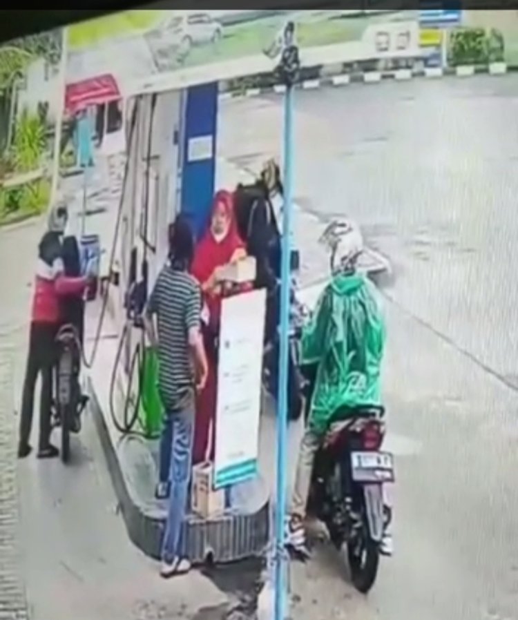 Caption: Potongan Gambar Pemukulan Pria Terhadap Pegawai SPBU Tanah Tinggi - Viral Wanita Petugas SPBU Dipukul Pelanggan