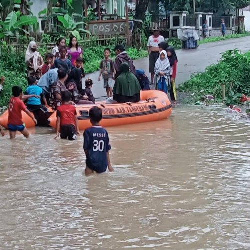 Akses Jalan Jembatan Terputus, Warga Terpaksa Naiki Perahu Karet