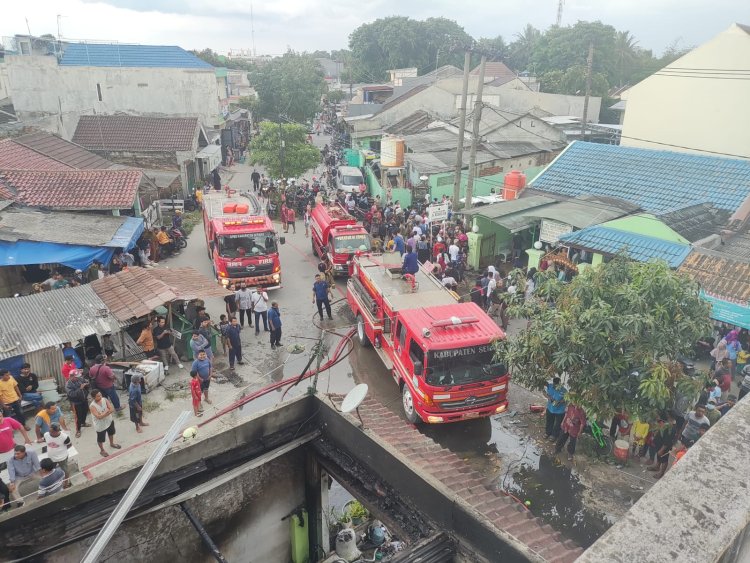 Caption: Kebakaran Rumah Di Desa Cikande, Kabupaten Tangerang - Tiga Orang Tewas Terpanggang Di Dalam Rumah Merangkap Usaha Laundry