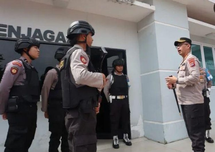 Kapolresta Tangerang, Kombes Pol Raden Romdhon - Polres Dan Polsek Jajaran Di Tangsel Diminta Perketat Penjagaan Menyusul Aksi Teror Bom