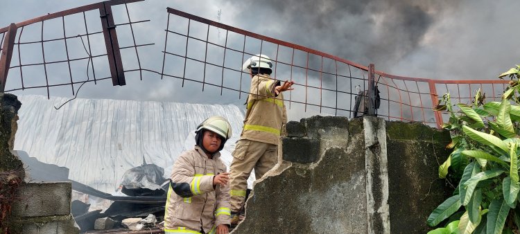 Tim Damkar Kabupaten Tangerang Memadamkan Api di Pabri Helm - Pabrik Helm Tangerang Terbakar, Karena Percikan Api Saat Pengelasan