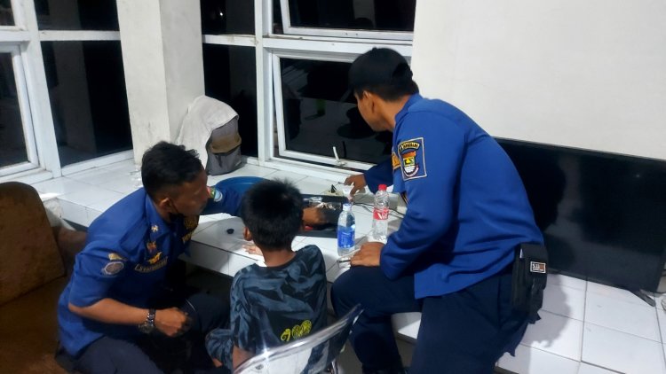 Petugas evakuasi ring tersangkut di jari @istimewa Damkar Kab Tangerang - 45 Menit Ring Tutup Botol Tersangkut Dijari, Akhirnya Terlepas