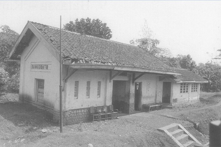 Keadaan Stasiun Rawabuntu tahun 1990 (Sumber: Heritage KAI/Sporwegstation op Java)