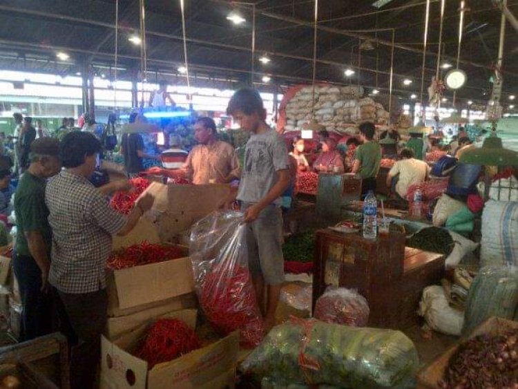 Aktivitas niaga di pasar Induk Tanah Tinggi, Kota Tangerang - Jagung Rutin Naik Diakhir Tahun, Bawang-bawangan Malah Turun