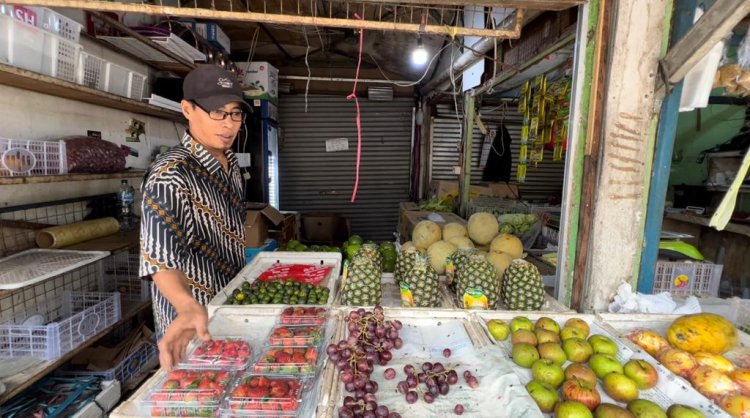 Pedagang buah di pasar Bukit, Pamulang, Tangerang Selatan - Komisi IV DPR RI : Dana CSR BUMN Harusnya Untuk Bantu Usaha Kecil