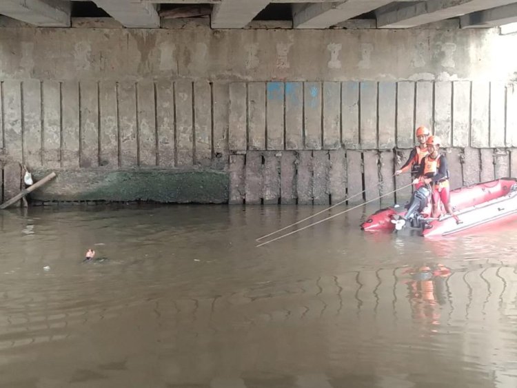 Tim SAR Jakarta Cari Bocah Tenggelam Saat Bermian di Sungai Ciliwung Bukti Duri
