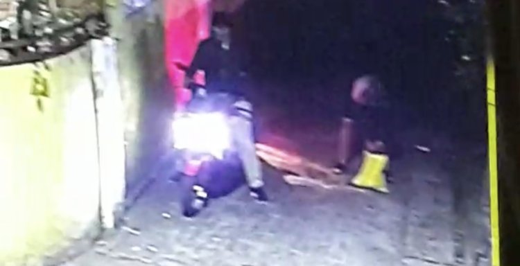 Pelempar Ular ke Rumah WH Terekam CCTV Dua Orang Bonceng Motor Nmax