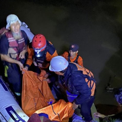 Diduga Epilepsi Kumat, Pengendara Motor Tercebur ke Kali Angke