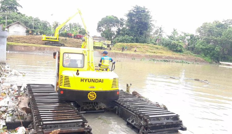 Sampah dan Lumpur Penuhi Sungai Cibanten, BBWSC3 Akhirnya Turun Tangan