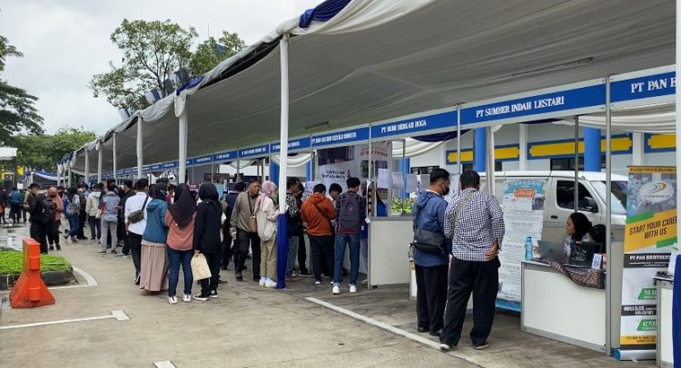 Warga Padati Bursa Kerja di Stadion Benteng Reborn
