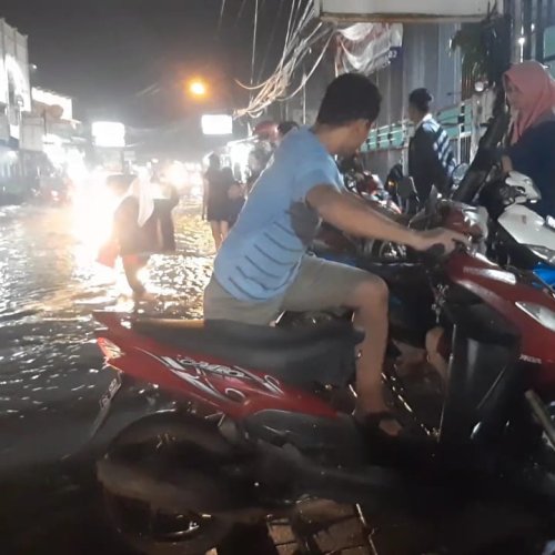 Kota Serang Dikepung Banjir, Puluhan Motor Mogok