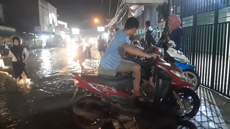 Kota Serang Dikepung Banjir, Puluhan Motor Mogok