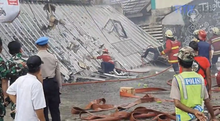 Gudang Elektronik Terbakar, Dua Petugas Jatuh Saat Memadamkan Api