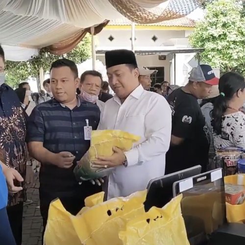 Warga Pondok Aren Berebut Sembako Murah, Minyak Goreng Paling Diminati