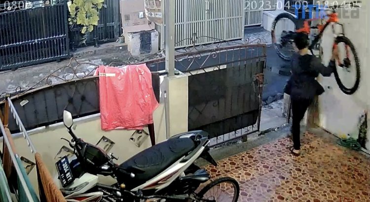 Maling Sepeda Beraksi saat Waktu Berbuka Puasa, Aksinya Terekam CCTV