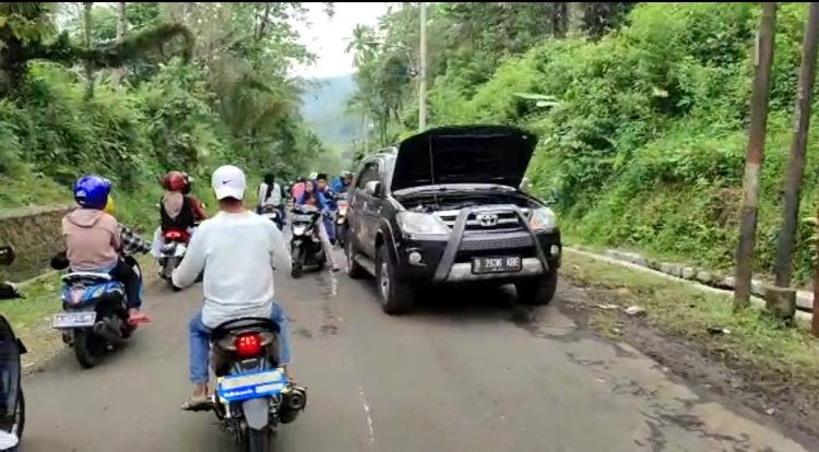 Lalu Lintas Menuju Pantai Carita Ramai Lancar Ketangguhan Kendaraan Diuji di Tanjakan Maut