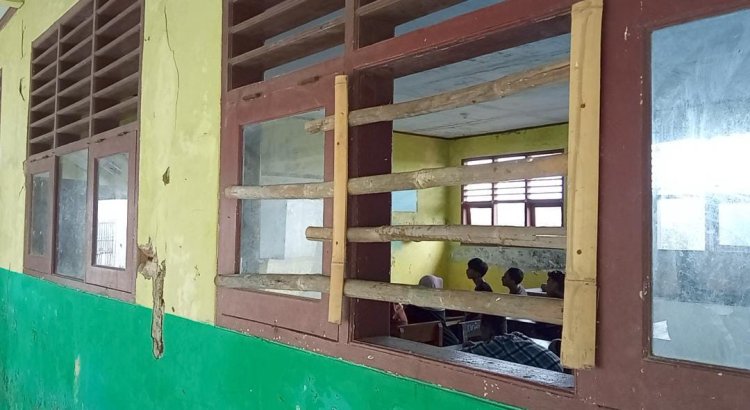 Semangat Siswa SMPN 2 Tirtayasa, Belajar di Kelas Tidak Terawat