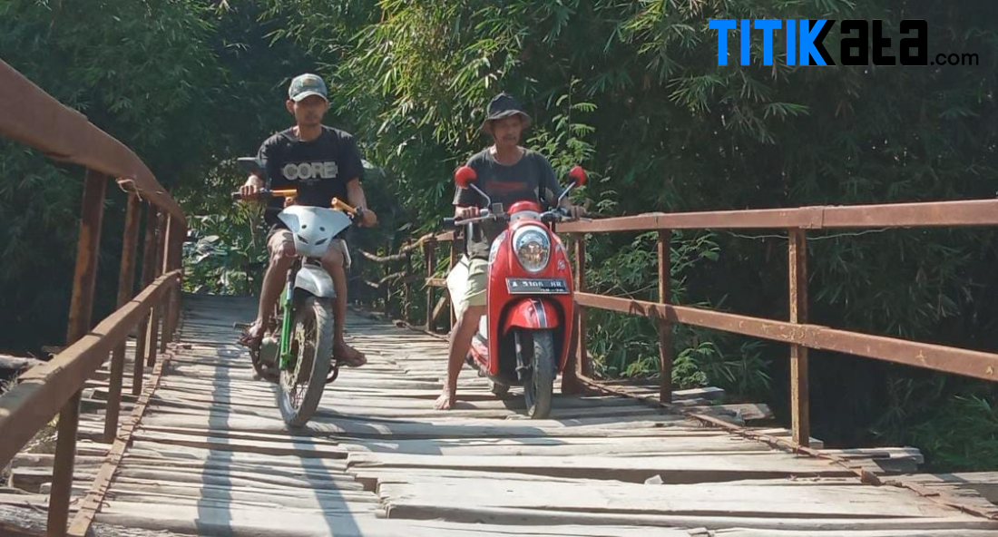 Cerita Warga Lintasi Jembatan Piano di Desa Mekar Sari Kabupaten Serang