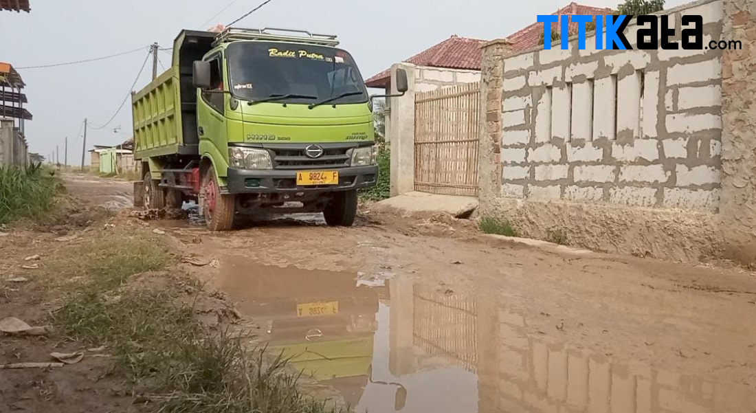 Kondisi Jalan Desa Rusak Berat, Aktivis Soroti Kerja Pemkab dan DPRD Kabupaten Serang