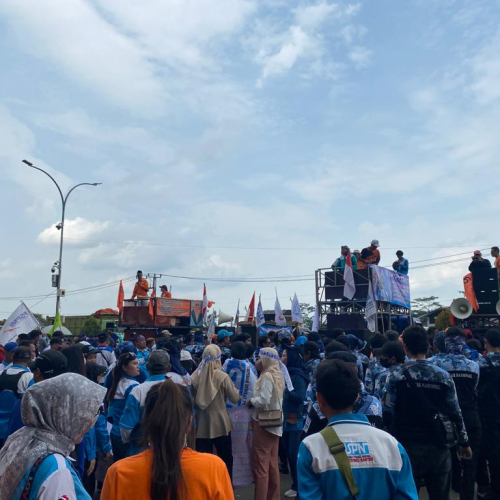 Geruduk Kantor Gubernur Banten, Massa Buruh Minta Pj Gubernur Buat Rekomendasi Penolakan UU 6 Tahun 2023