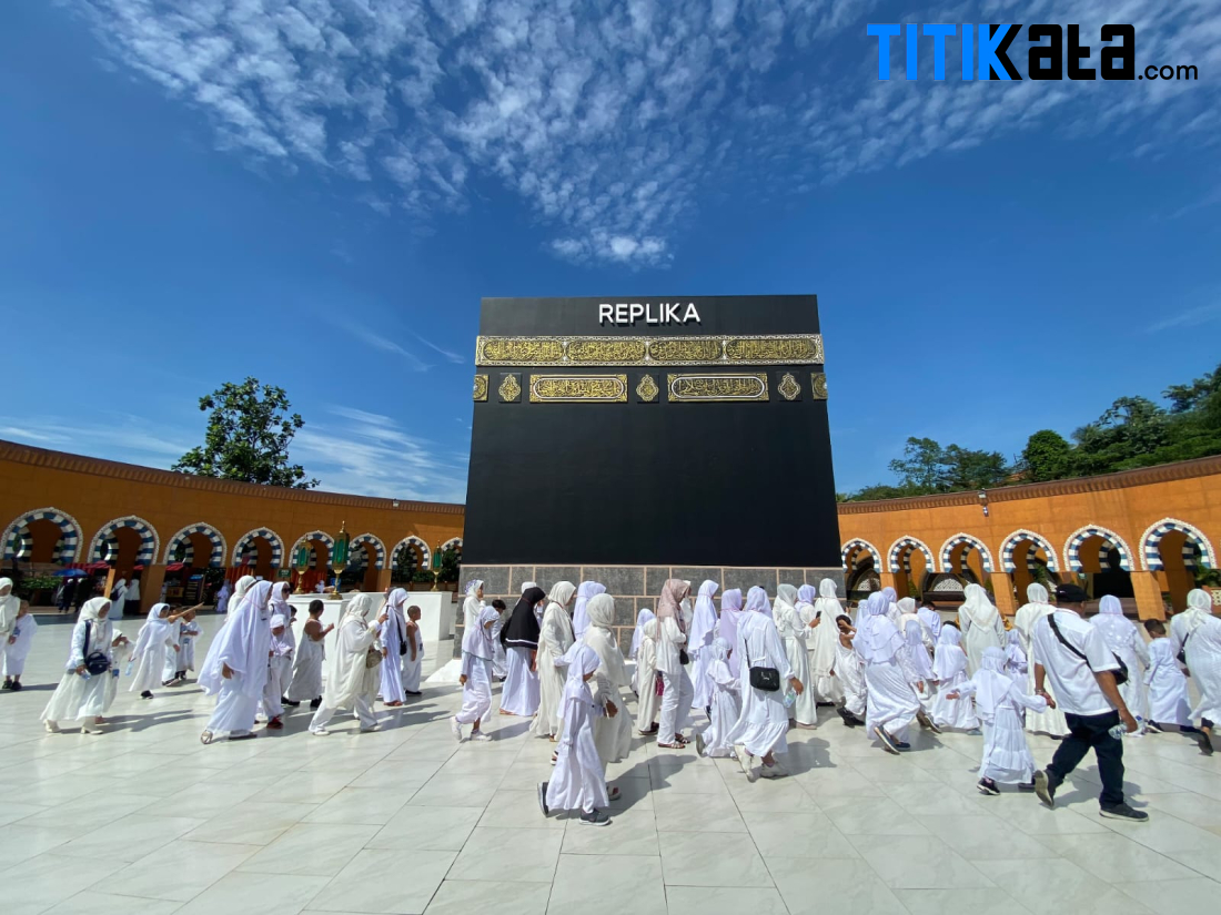 Manasik Haji di Replika Kakbah Terbesar di Banten