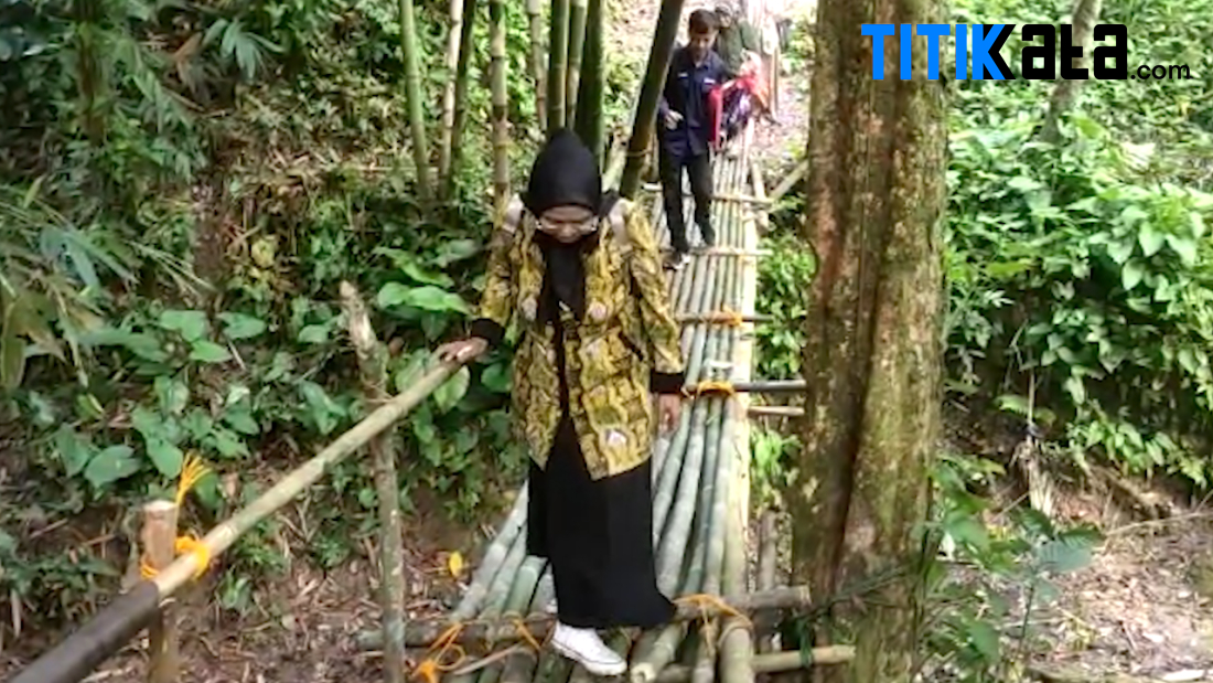 Perjuangan Jubaedah, Guru SDN 4 Margajaya Naik-Turun Gunung Untuk Mengajar