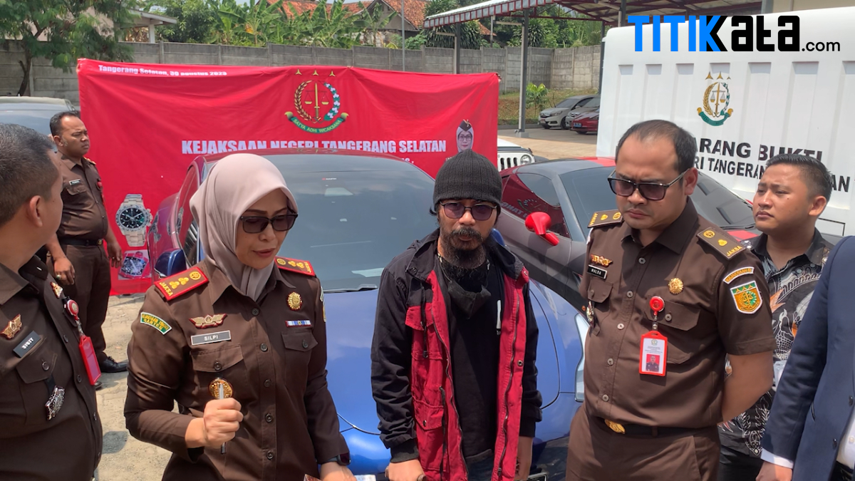 Barang Bukti Kejahatan Indra Kenz Dieksekusi Kejari Tangsel, Ada Ferari Hingga Uang Rp5 Miliar