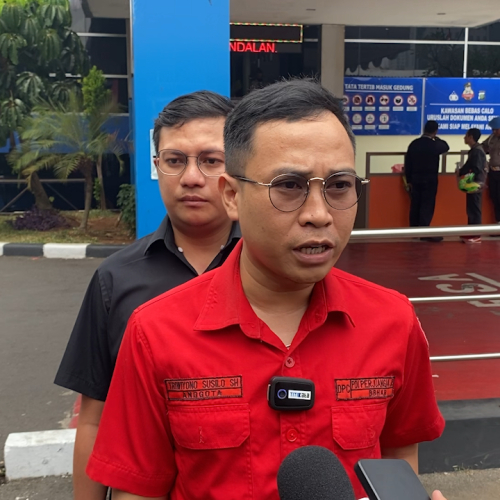 BBHAR PDI-P Laporkan Demonstran Pembakar Bendera Partai saat Demo Bela Rocky Gerung