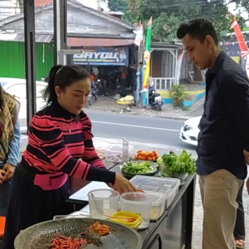 Pedas Nampol, Sambel Cetar Teh Fitri Menyediakan Menu Masakan Rumahan