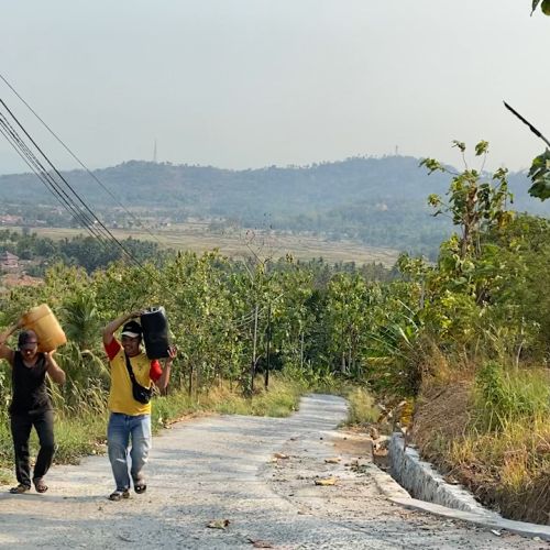 Derita Warga Kedurung Cilegon, Kesulitan Air Bersih Hingga Harus Naik Turun Gunung