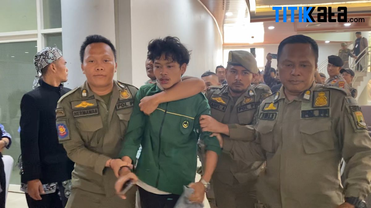 Paripurna HUT Banten ke-23 Ricuh, Mahasiswa Teriakan Kegagalan Pj Gubernur Al Muktabar