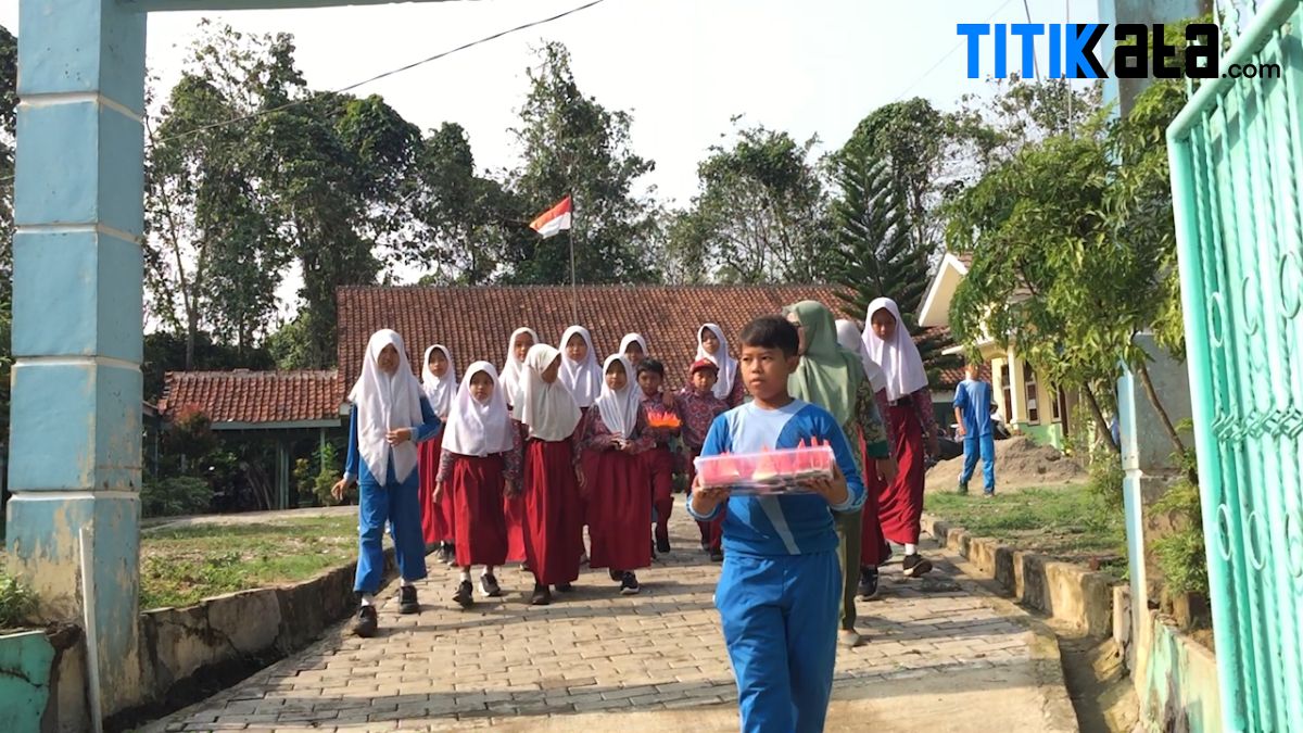 Kompaknya Siswa-siswi SDN 3 Tambakbaya Galang Bantuan Untuk Palestina