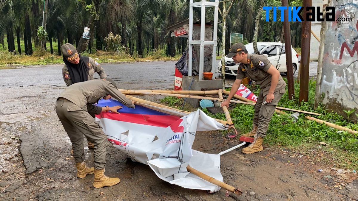 Satpol PP Lebak Tertibkan Spanduk Liar Caleg
