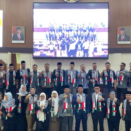 Rapat Paripurna, Anggota DPRD Banten Kompak Pakai Syal Palestina