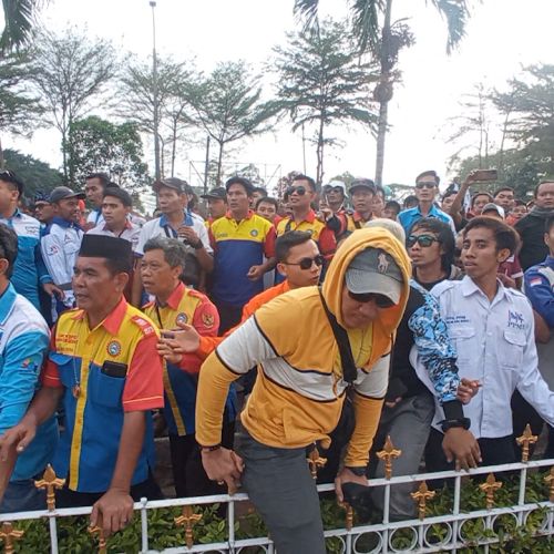 Tuntut Kenaikan UMK 2024, Massa Buruh Geruduk Pendopo Bupati Serang