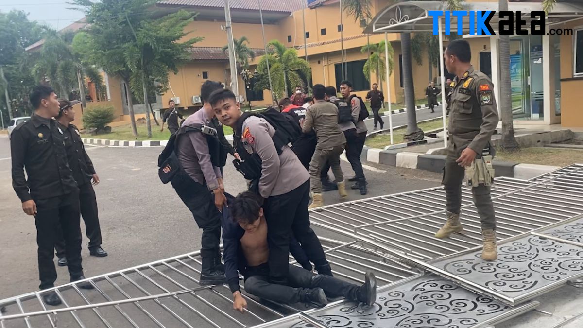 Gelar Aksi Refleksi 2023 di Kantor DPRD Cilegon, FMC Ingatkan Janji Helldy