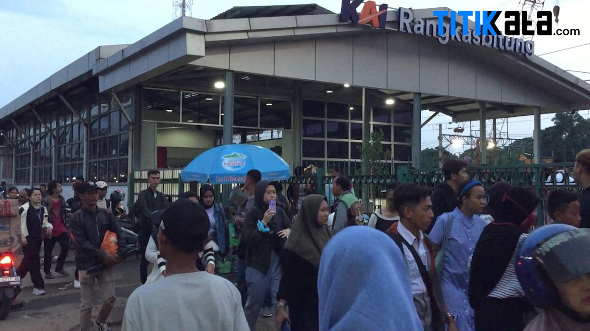 Libur Tahun Baru Stasiun Rangkasbitung Dipadati Penumpang