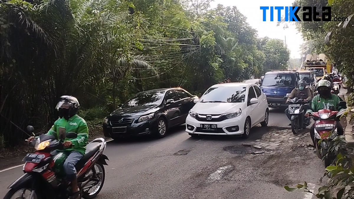 Kerusakan Jalan Bouraq-Lio Baru Dikeluhkan Pengguna Jalan