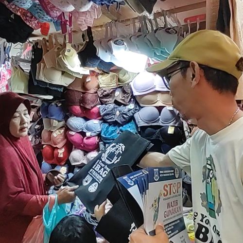 DLH Tangsel Blusukan ke Pasar Ciputat Sosialisasikan Penggunaan Kantong Belanja Ramah Lingkungan