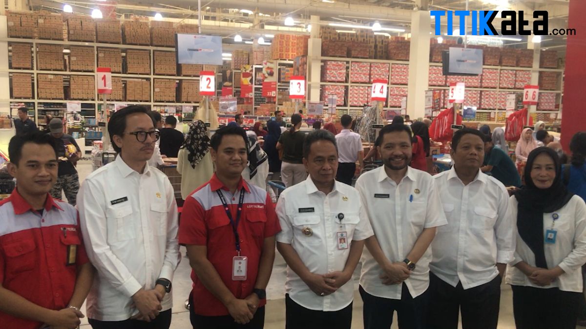 Pj Wali Kota Serang Sidak Kebutuhan Pangan di Supermarket Jelang Lebaran
