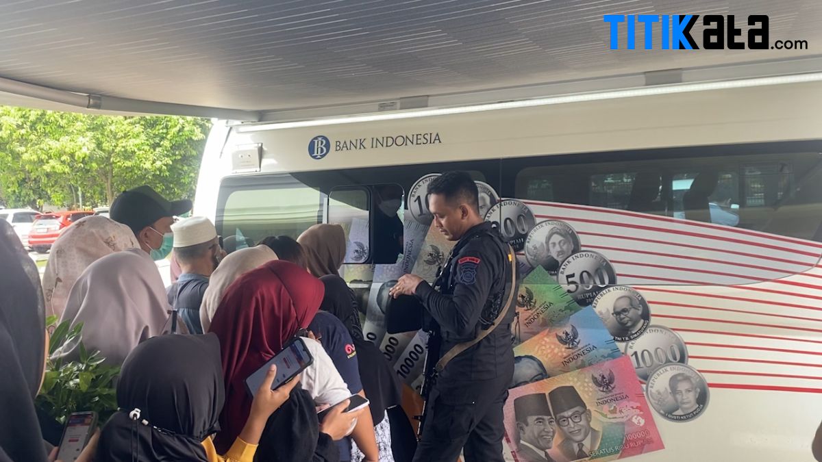 Berburu Uang Pecahan Baru untuk Lebaran, Warga Serang Rela Antre Berjam-jam