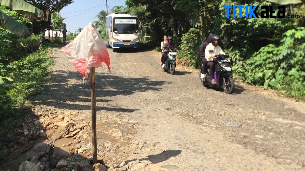 Akses Jalan ke Wisata Pantai Selatan Lebak Bertahun-tahun Rusak Dikeluhkan Warga