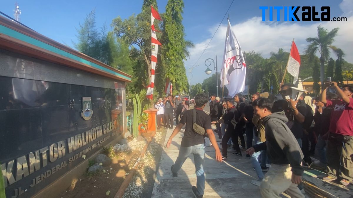 Kantor Wali Kota Cilegon Dilempari Jambu Busuk, IMC Nilai Helldy-Sanuji Ingkar Janji