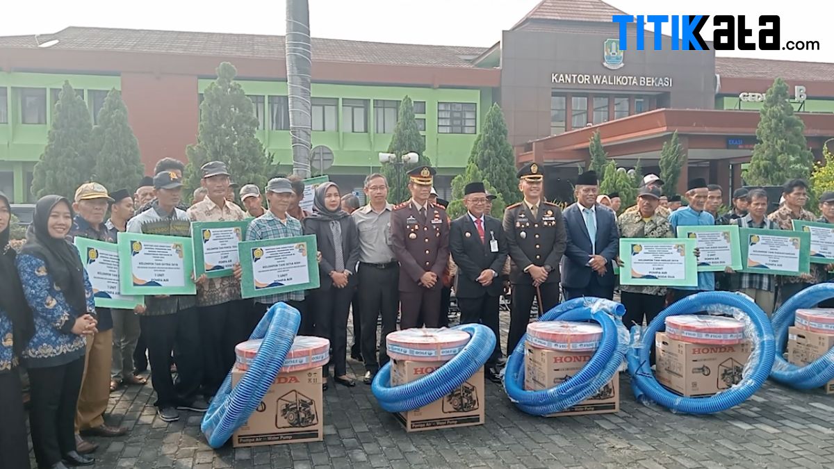 Kelompok Tani di Bekasi dapat Bantuan Traktor dan Pompa Air