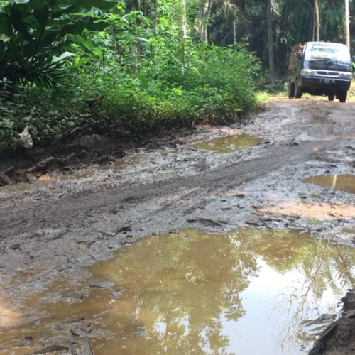 Warga Lebak Sindir Pemerintah dengan Spanduk 'Selamat Datang di Wisata Jalan Rusak'