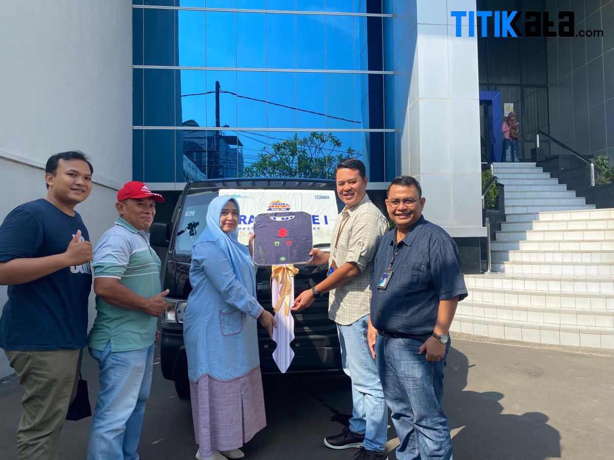 Dua Nasabah BRI Cabang Karawang Menangkan Mobil Suzuki di Panen Hadiah Simpedes