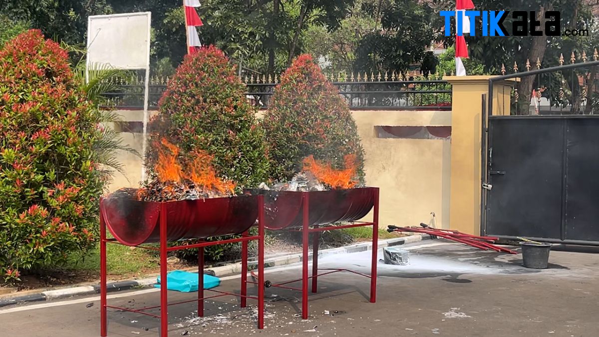Ribuan Sandal EIGER Palsu Dimusnahkan Kejari Kabupaten Tangerang