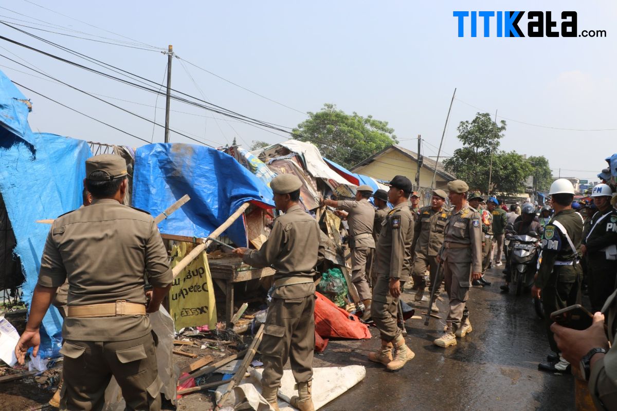 Satpol PP Kabupaten Serang Tertibkan Puluhan Lapak di Bahu Jalan